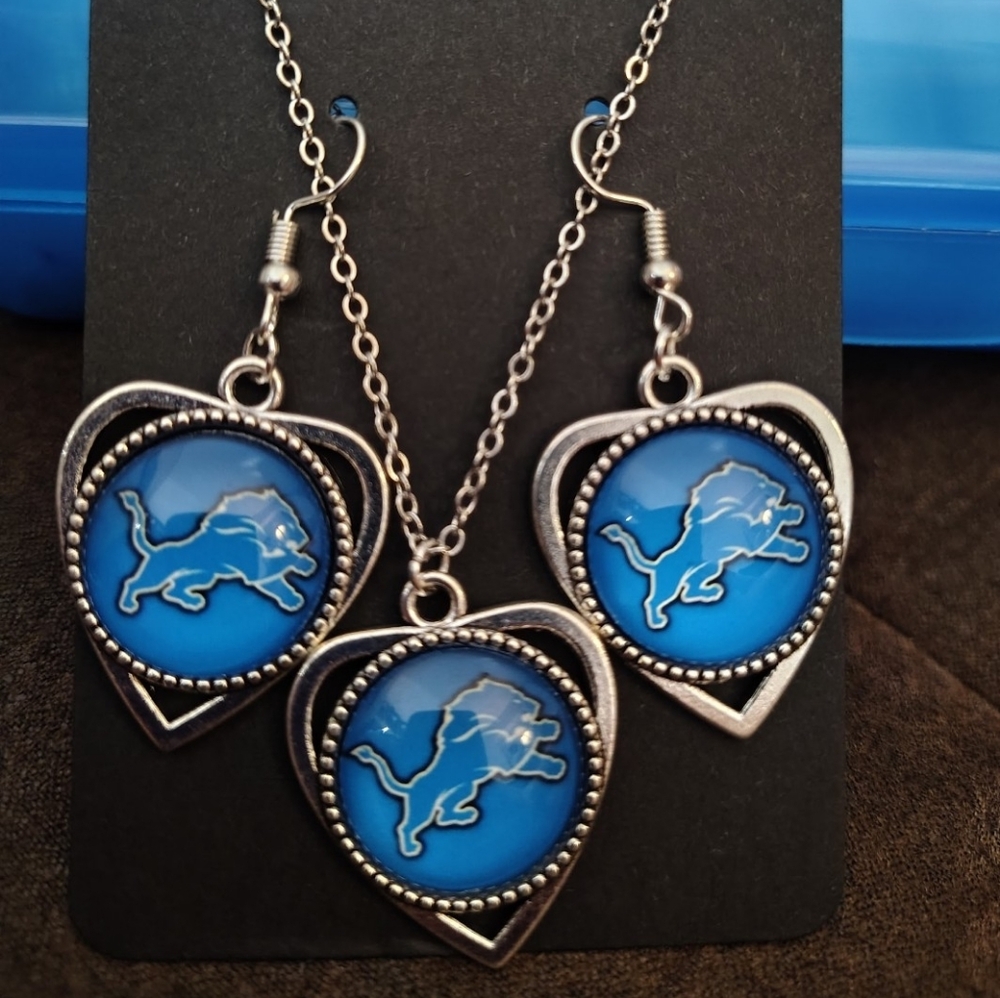 Detroit Lions Pendant Necklace and Earring Set
